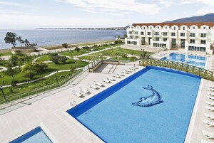 Piscina externa sazonal, guarda-sóis, espreguiçadeiras