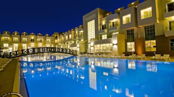 Kolam renang outdoor musiman, dengan payung kolam renang