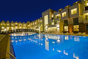 Seasonal outdoor pool, pool umbrellas, sun loungers