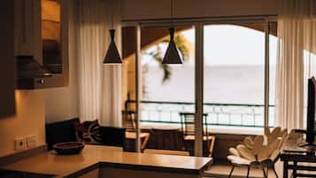 Junior Suite, Ocean View | 1 bedroom, minibar, in-room safe, individually decorated