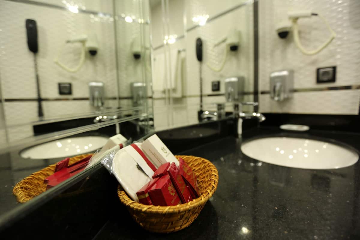 standard triple room | bathroom | shower, free toiletries, hair dryer, slippers