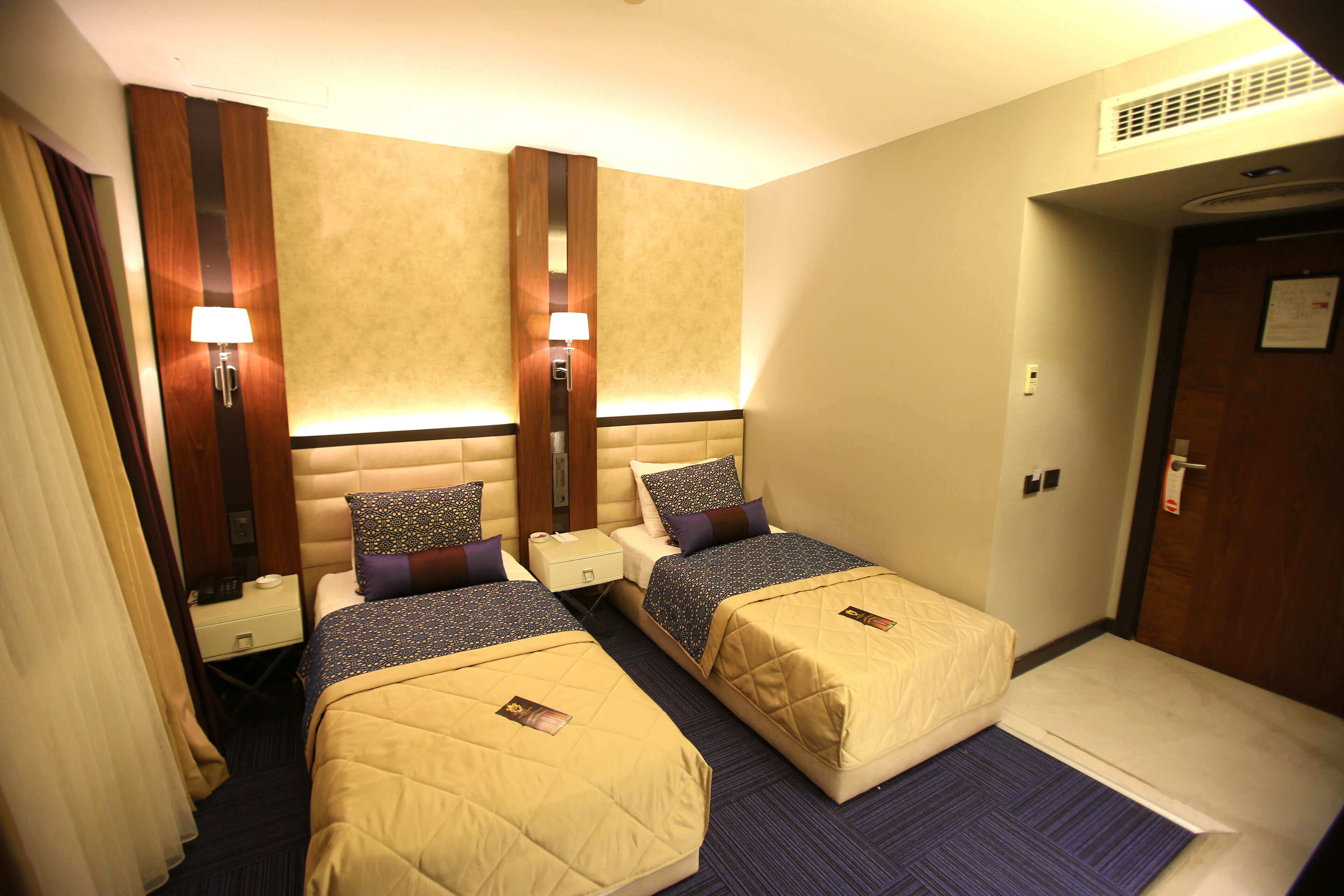 family room | minibar, in-room safe, iron/ironing board, free wifi