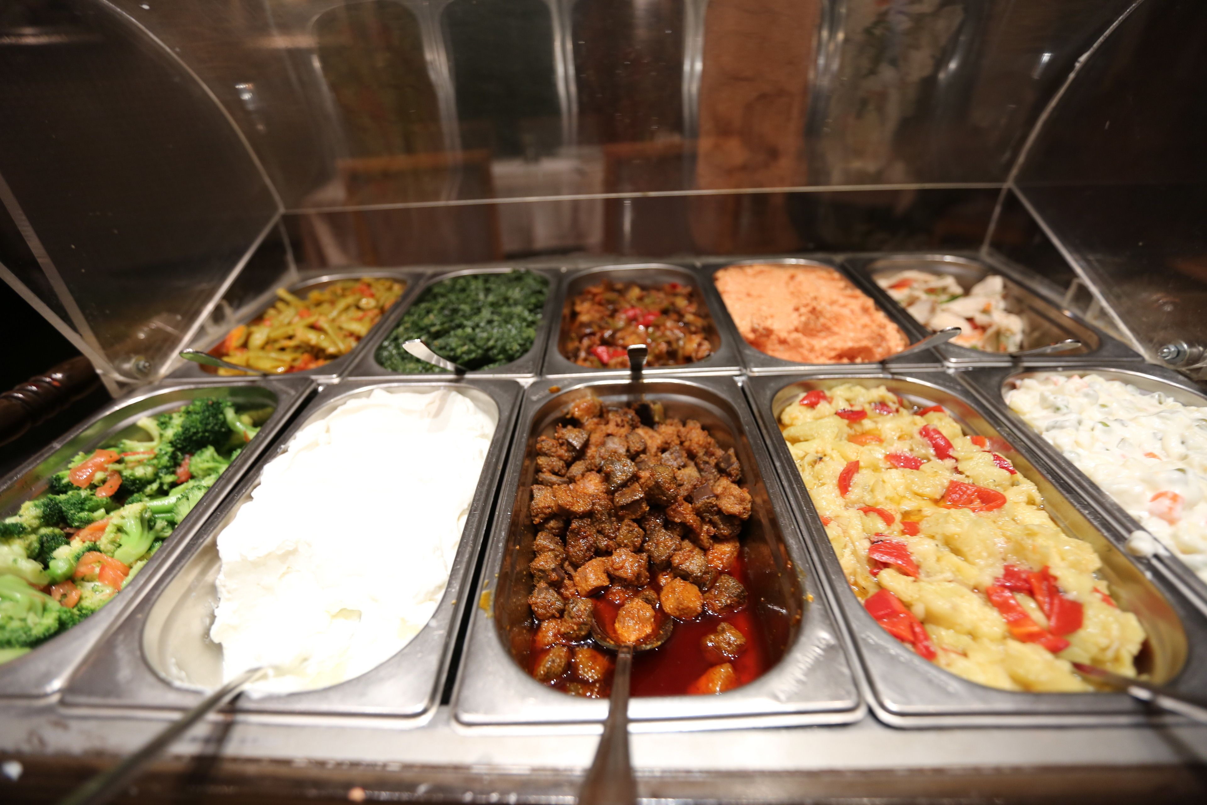 2 restaurants, breakfast served