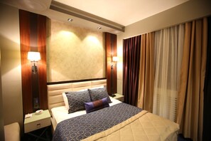 迷你吧、客房内保险箱、熨斗/熨板、免费 WiFi