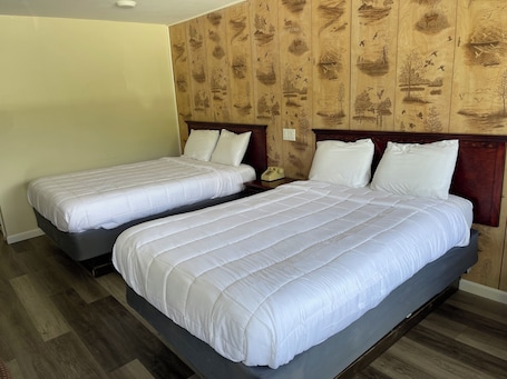 Soundproofing, iron/ironing board, WiFi, bed sheets. Paramount Motel