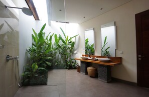 Bathroom shower - Villa Santun (Ubud)