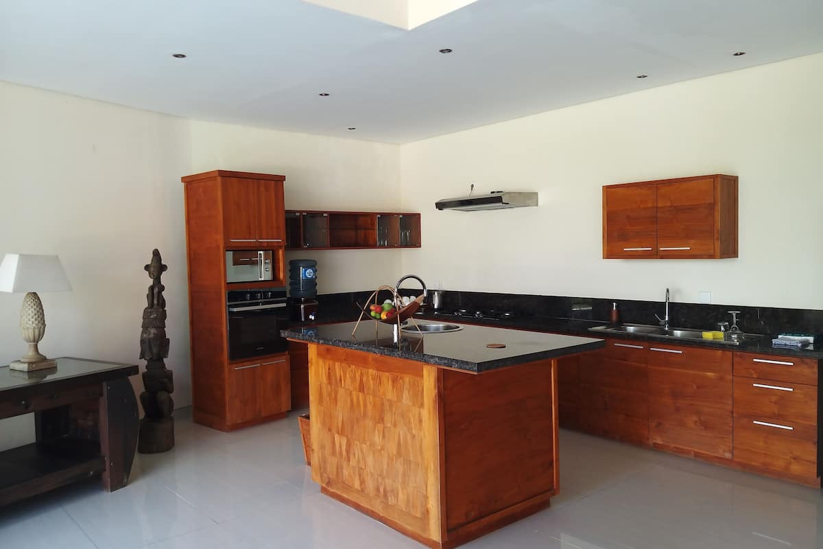 fridge, coffee/tea maker, electric kettle