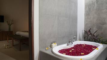 Deep-soaking bathtub