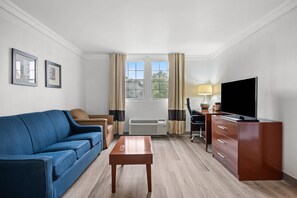 套房, 1 張特大雙人床, 非吸煙房 | 高級寢具、書桌、筆電工作空間、遮光布/窗簾