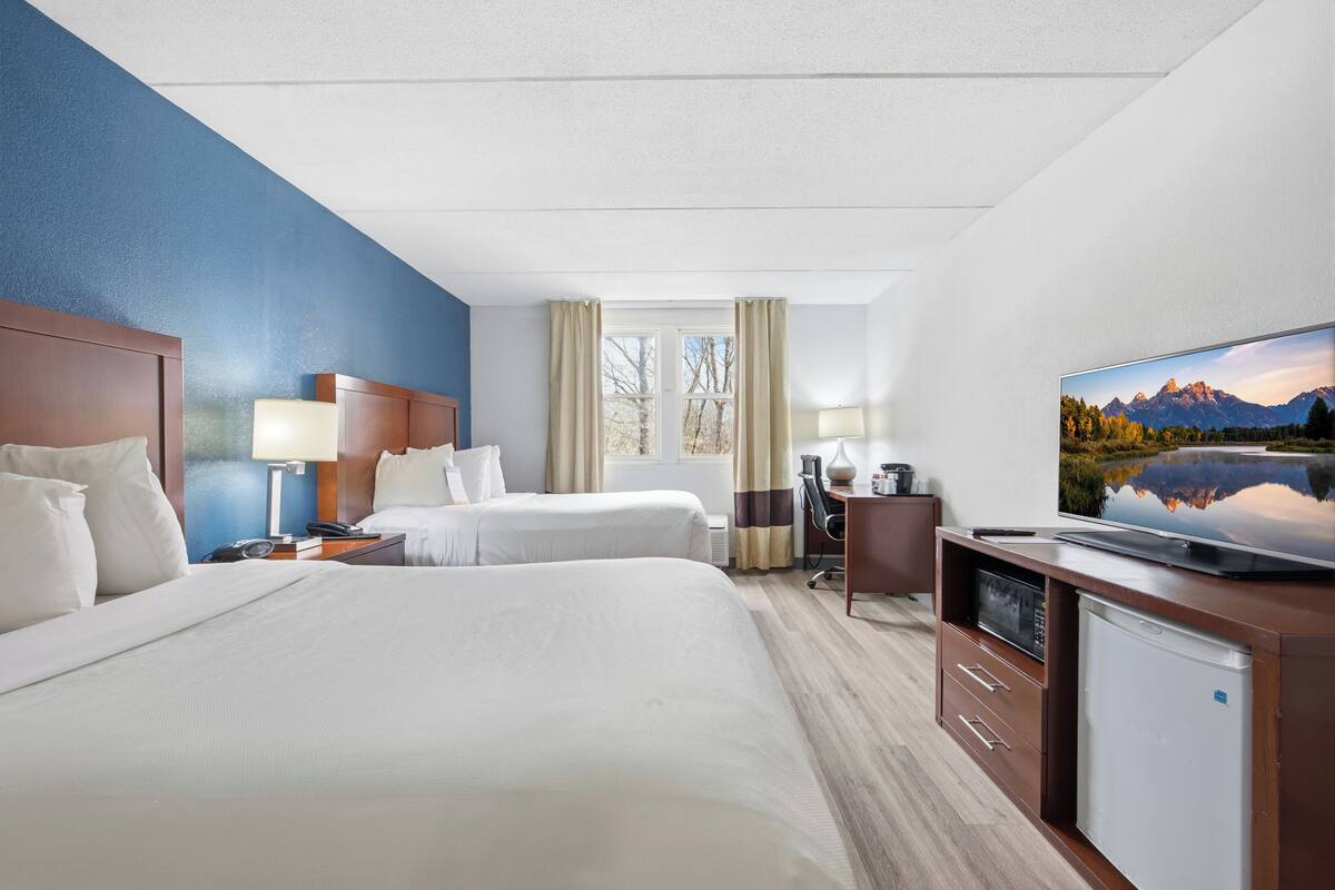 Luxe beddengoed, een bureau, een laptopwerkplek