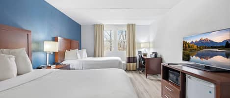 高档床上用品、办公桌、笔记本电脑工作区、遮光窗帘