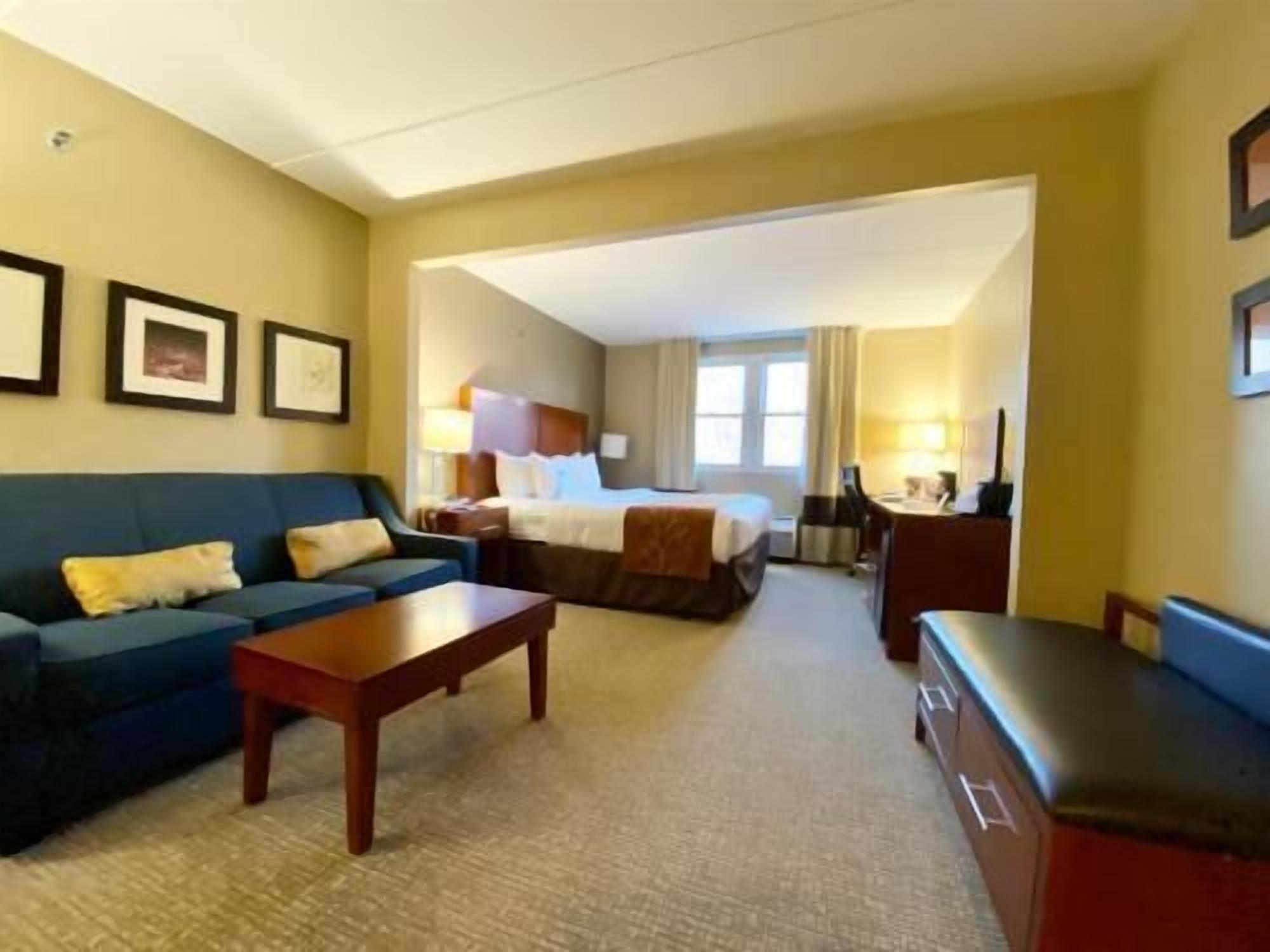 Luxe beddengoed, een bureau, een laptopwerkplek