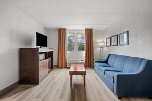 Suite, 1 King Bed, Non Smoking, Hot Tub (2 Person Hot Tub) | Premium bedding, desk, laptop workspace, blackout drapes