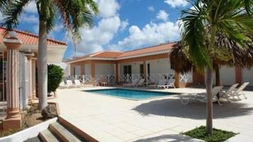 3 outdoor pools, pool loungers