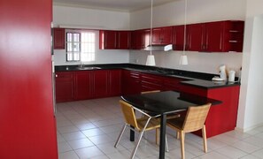 Full-sized fridge, microwave, stovetop, coffee/tea maker - Curinjo Apartments (Willemstad)