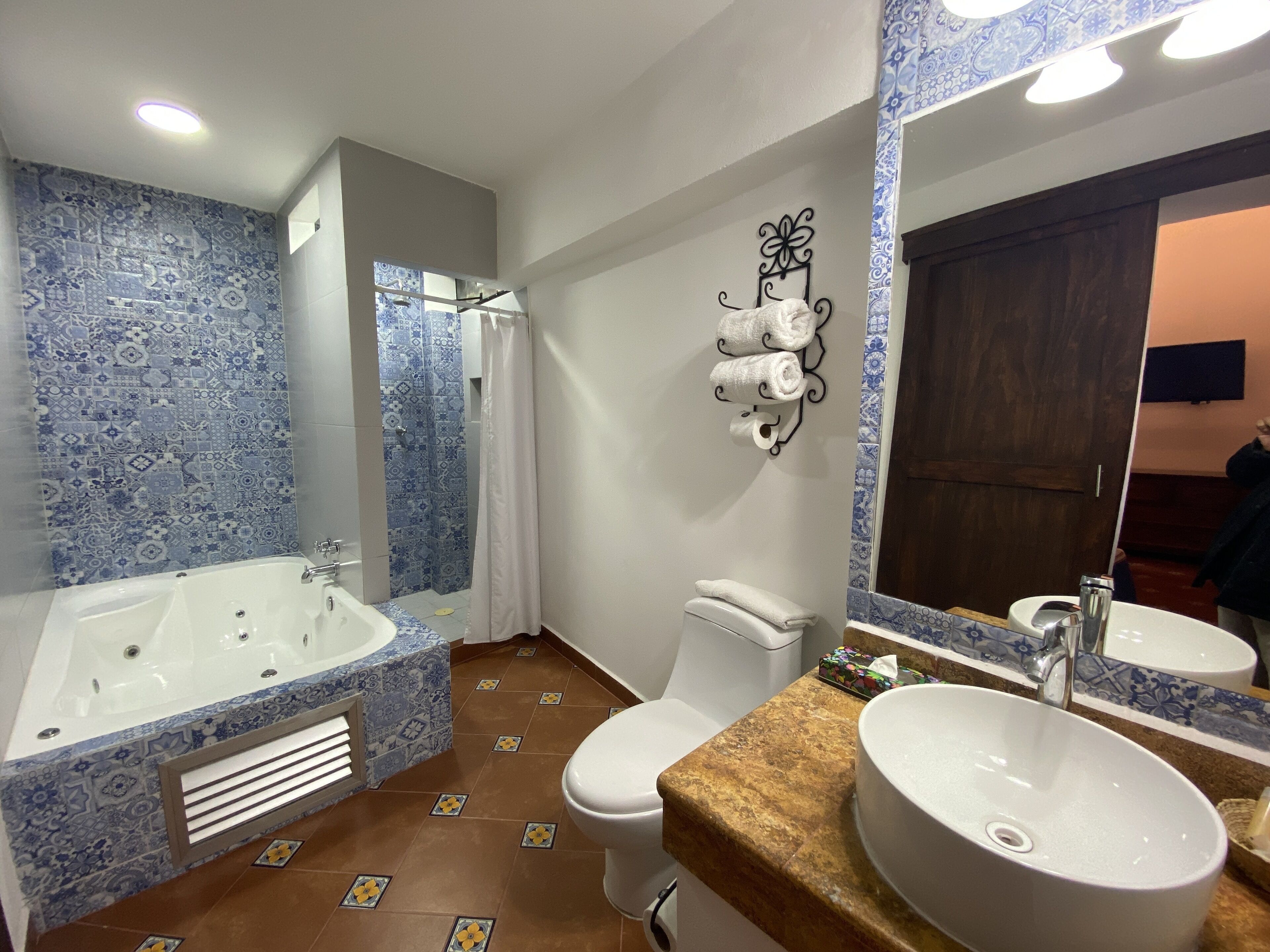 Un baño con bañera, inodoro y lavamanos.