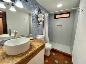 Habitación Deluxe, 2 camas matrimoniales | Baño | Regadera, amenidades de baño de diseñador, secadora de cabello, toallas