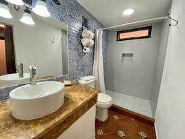 Quarto luxo, 2 camas de casal | Banheiro | Chuveiro, produtos de toalete de grife