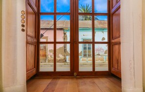 Triple Room | Interior entrance