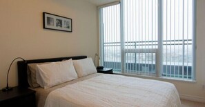 1 bedroom, desk, iron/ironing board, free WiFi - Maplewood Furnished Suites (Mississauga)