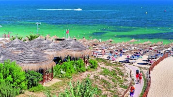 Plage privée à proximité, sable blanc, chaises longues, parasols