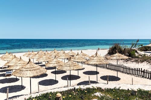 Plage privée à proximité, sable blanc, chaises longues, parasols