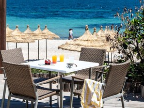 Praia particular nas proximidades, areia branca, espreguiçadeiras 