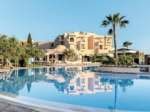 Indoor pool, seasonal outdoor pool, pool umbrellas, sun loungers - TUI SUNEO Royal Kenz (Port El Kantaoui)