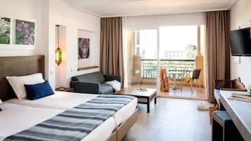 Habitación cuádruple estándar, vista al jardín | Minibar, caja de seguridad en la habitación y insonorización