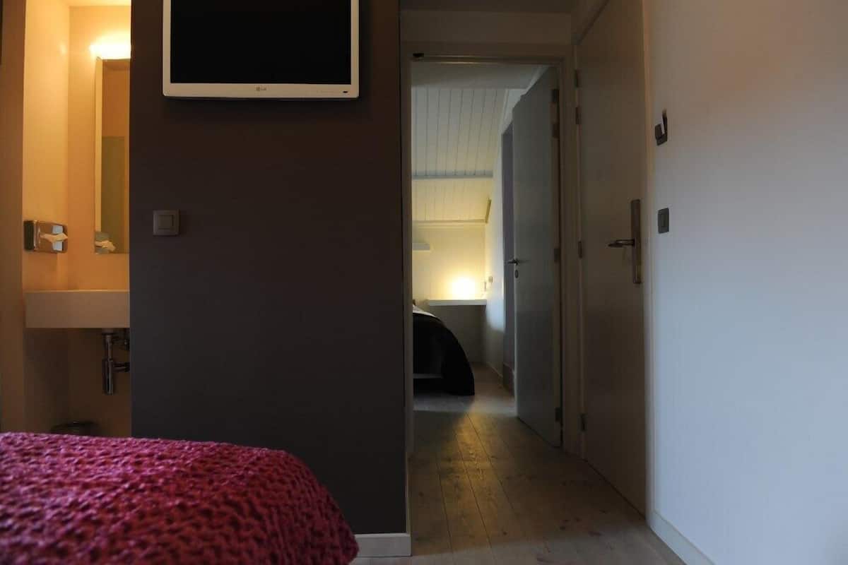 Eenvoudige tweepersoonskamer | Een minibar, een kluis op de kamer, een bureau, geluiddichte muren