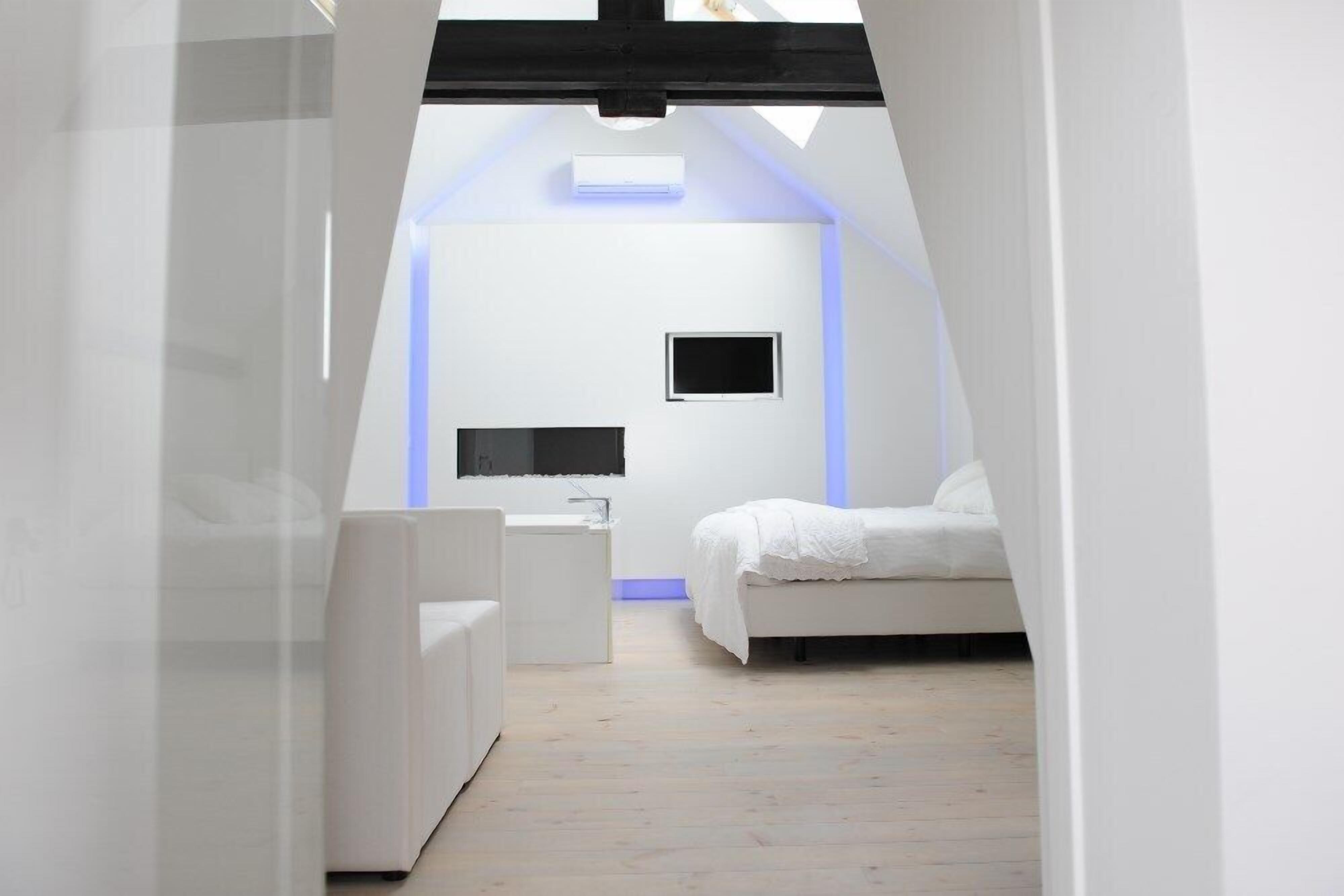 Suite, sauna | Een minibar, een kluis op de kamer, een bureau, geluiddichte muren