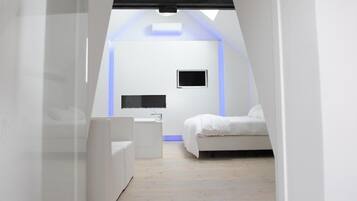 Suite, sauna | Een minibar, een kluis op de kamer, een bureau, geluiddichte muren