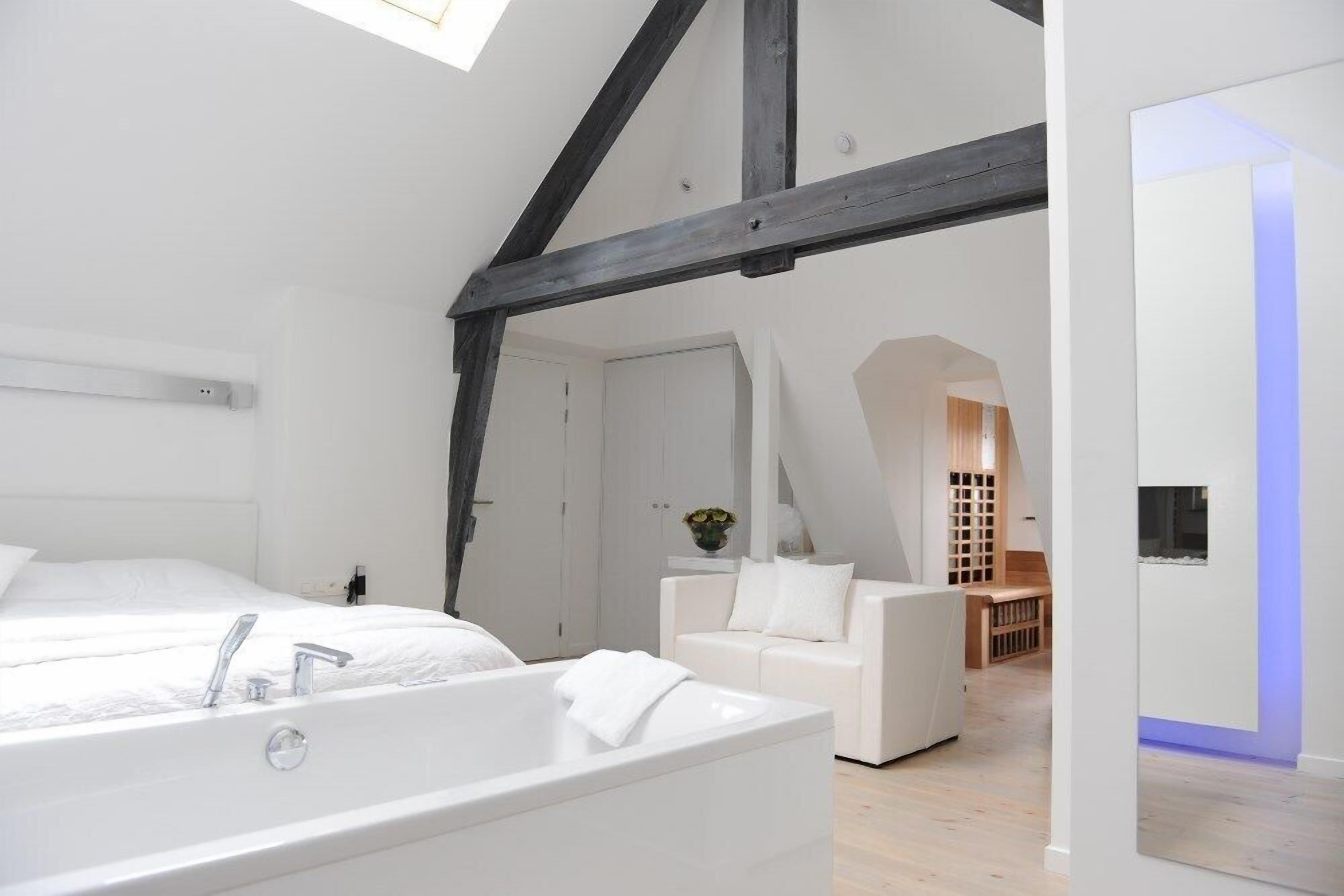 Suite, Sauna | Bathroom | Shower, free toiletries, hair dryer, towels