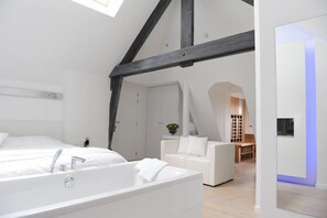 Suite, Sauna | Bathroom | Shower, free toiletries, hair dryer, towels