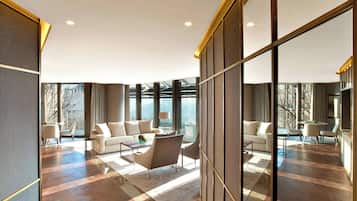 Suite, 1 slaapkamer, uitzicht op park | Luxe beddengoed, donsdekens, Tempur Pedic-bedden, een minibar