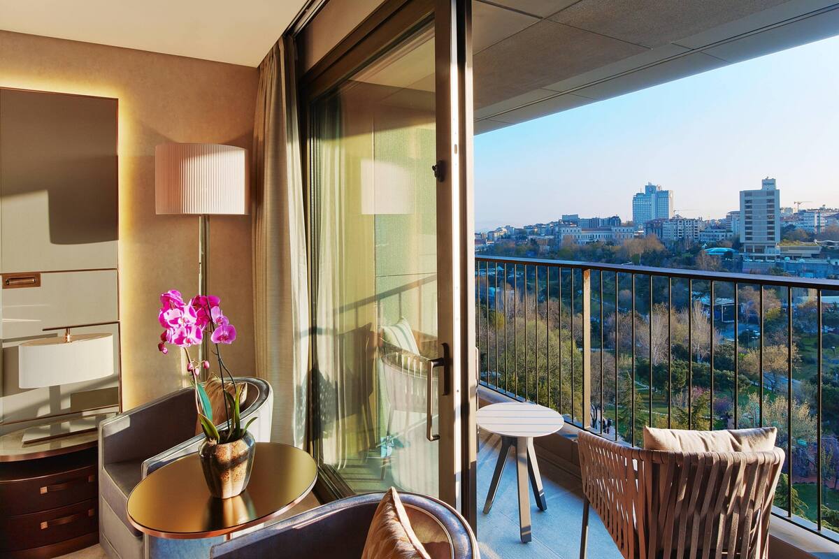 grand room, 1 king bed, non smoking, park view (balcony) | balcony view