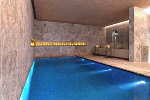 3 개의 실내 수영장, 09:00 ~ 21:00 오픈, 무료 카바나, 일광욕 의자