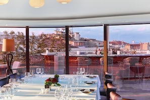 2 restaurantes; se sirve cocina francesa