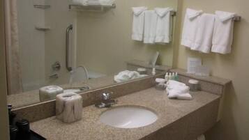 Combined shower/tub, free toiletries, hair dryer