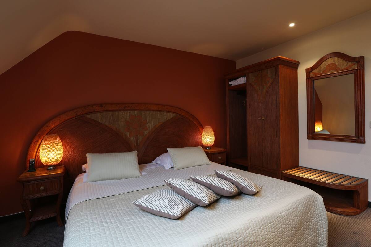 In-room safe, free WiFi, bed sheets