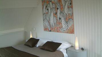 In-room safe, free WiFi, bed sheets