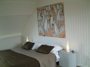 In-room safe, free WiFi, bed sheets