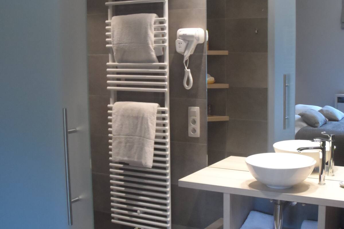 Luxury Room, 1 Bedroom, Accessible, Garden View | Bathroom | Designer toiletries, hair dryer, bathrobes, towels