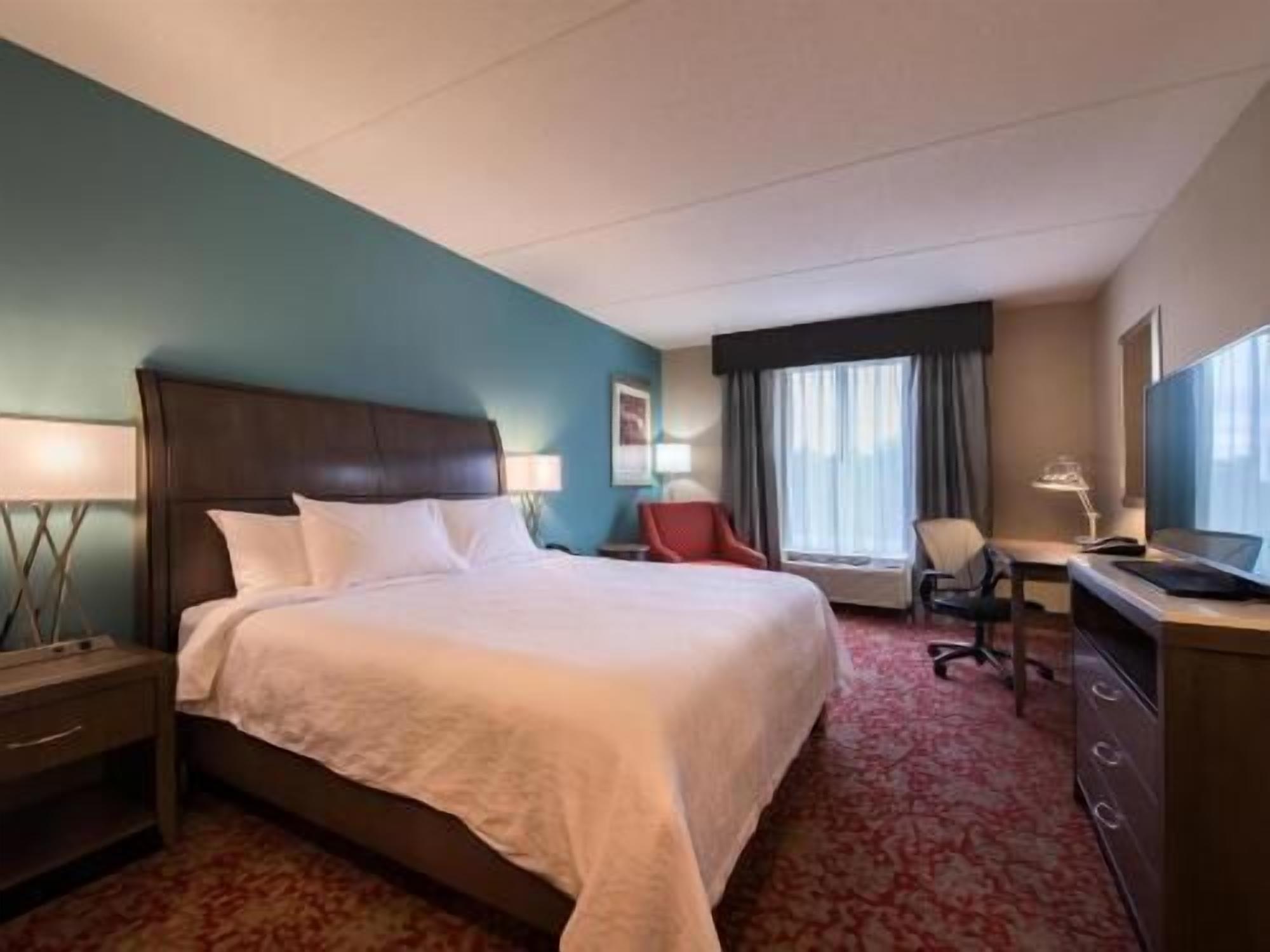 Premium bedding, in-room safe, laptop workspace, blackout drapes