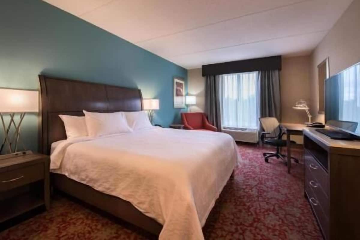 Premium bedding, in-room safe, laptop workspace, blackout drapes