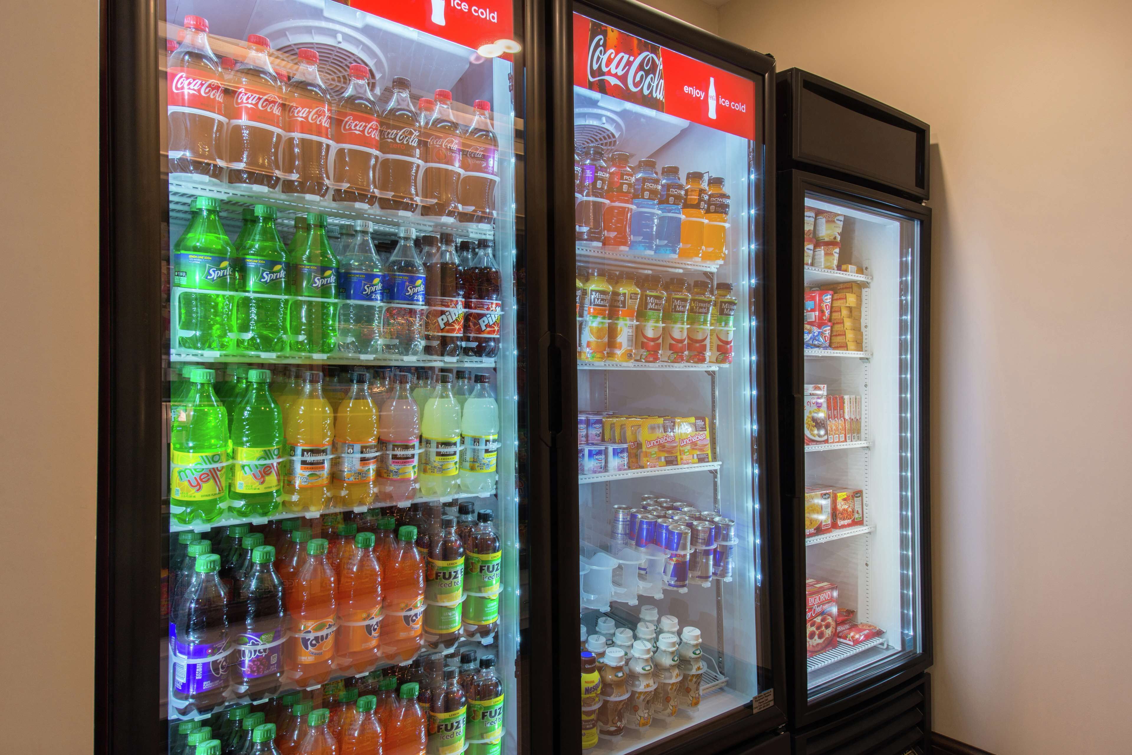 Tres máquinas expendedoras de bebidas con una variedad de opciones.
