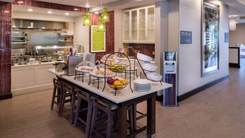 Se ofrece un desayuno a la carta (12.00 USD por persona)