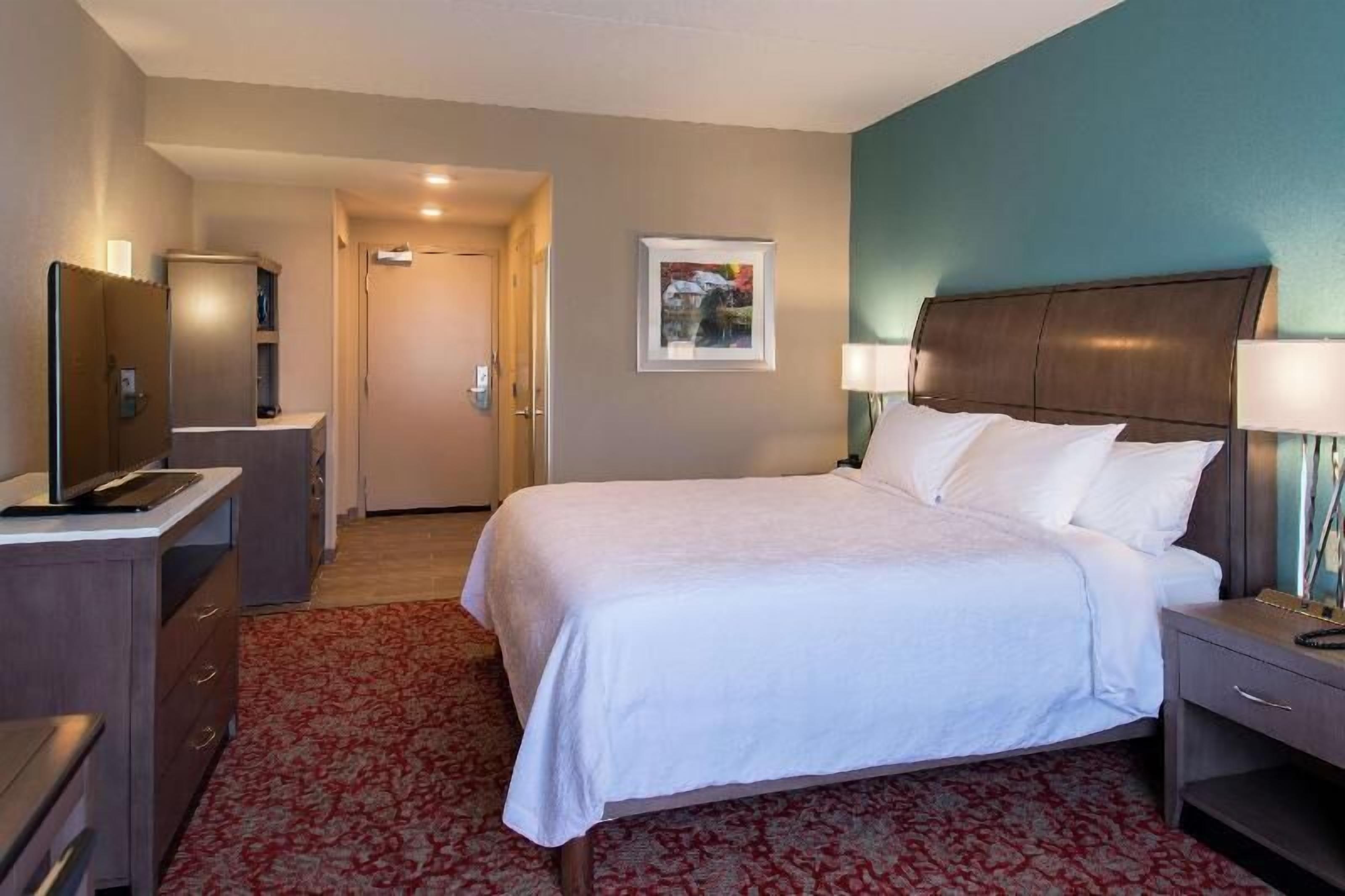 Premium bedding, in-room safe, laptop workspace, blackout drapes