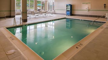 Piscine couverte, accÚs possible de 09 h 00 à 22 h 00, chaises longues