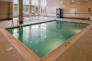 Indoor pool, open 9:00 AM to 10 PM, pool loungers - Hilton Garden Inn Bristol (Bristol)
